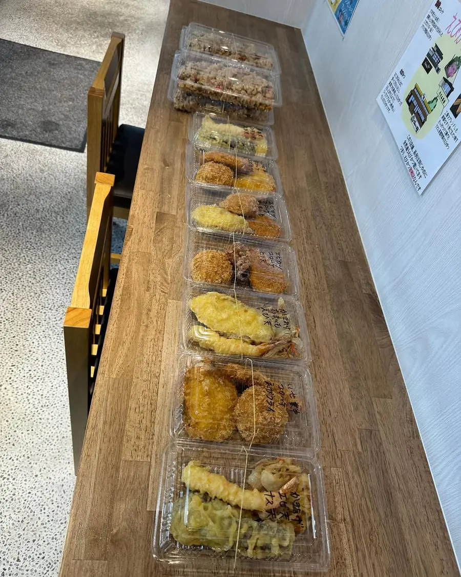 店内に並ぶ天ぷらや惣菜