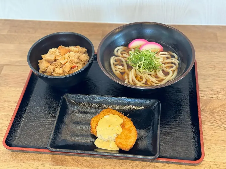 うどん、かまぼこご飯、練り物料理のセット