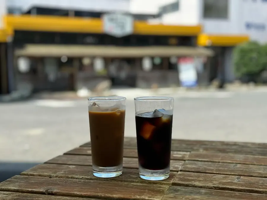 テラス席に置かれた飲み物