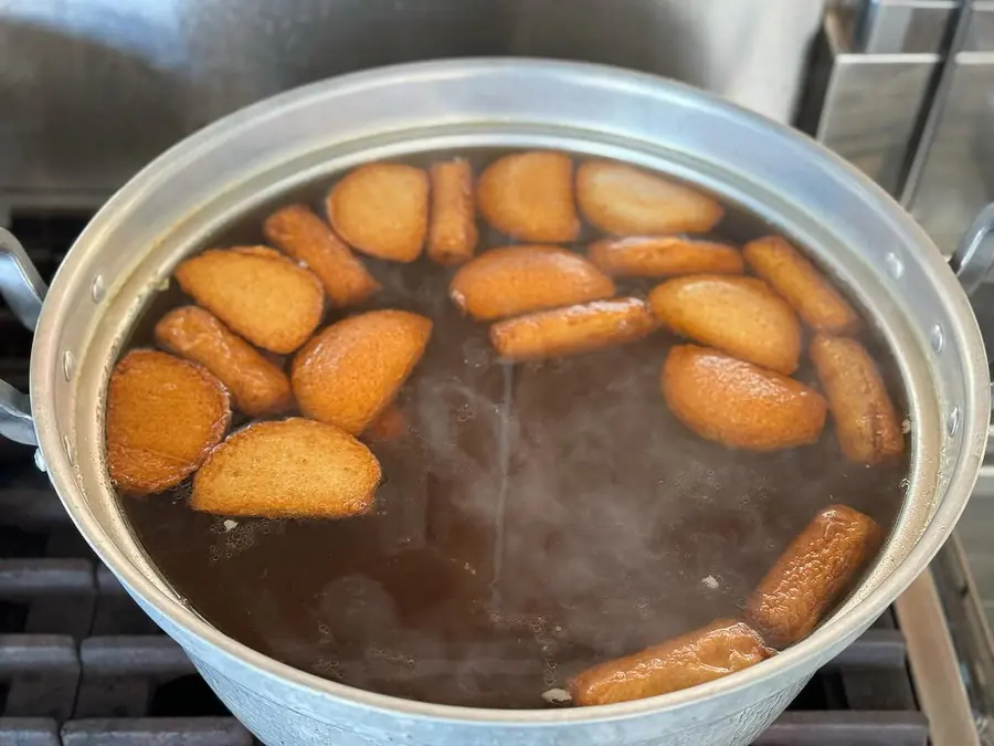 大鍋の出汁ではんぺんを炊く様子