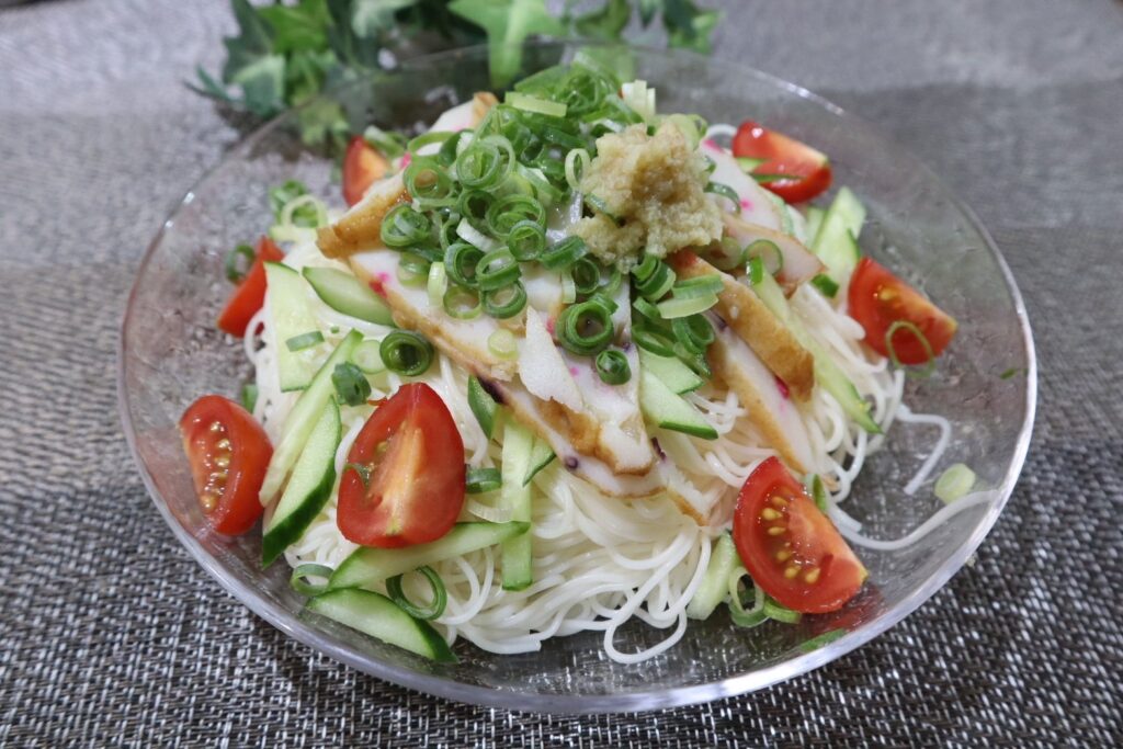 タコ生姜天のせ ぶっかけそうめんの盛り付け例